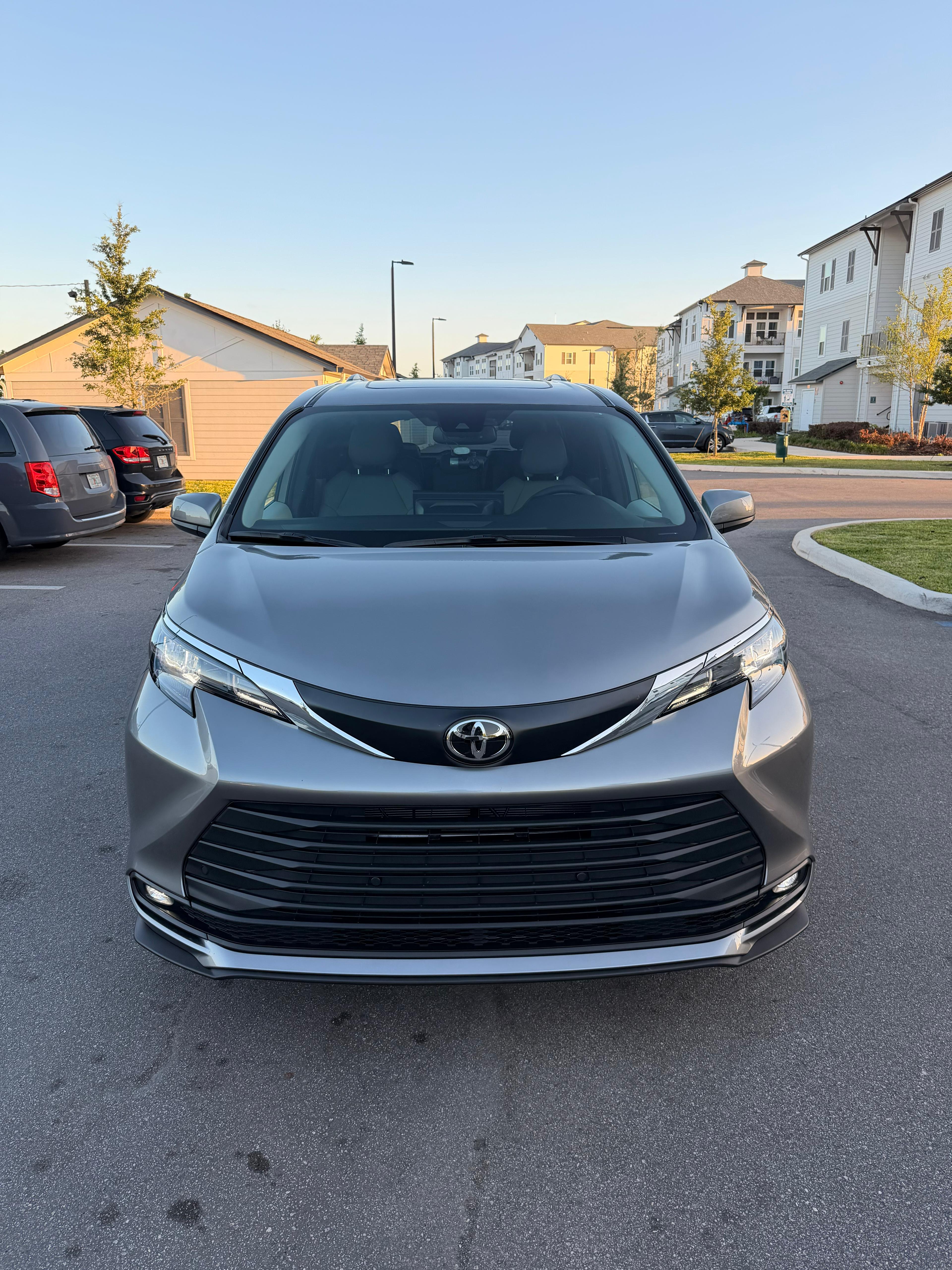 Toyota Sienna — vista frontal