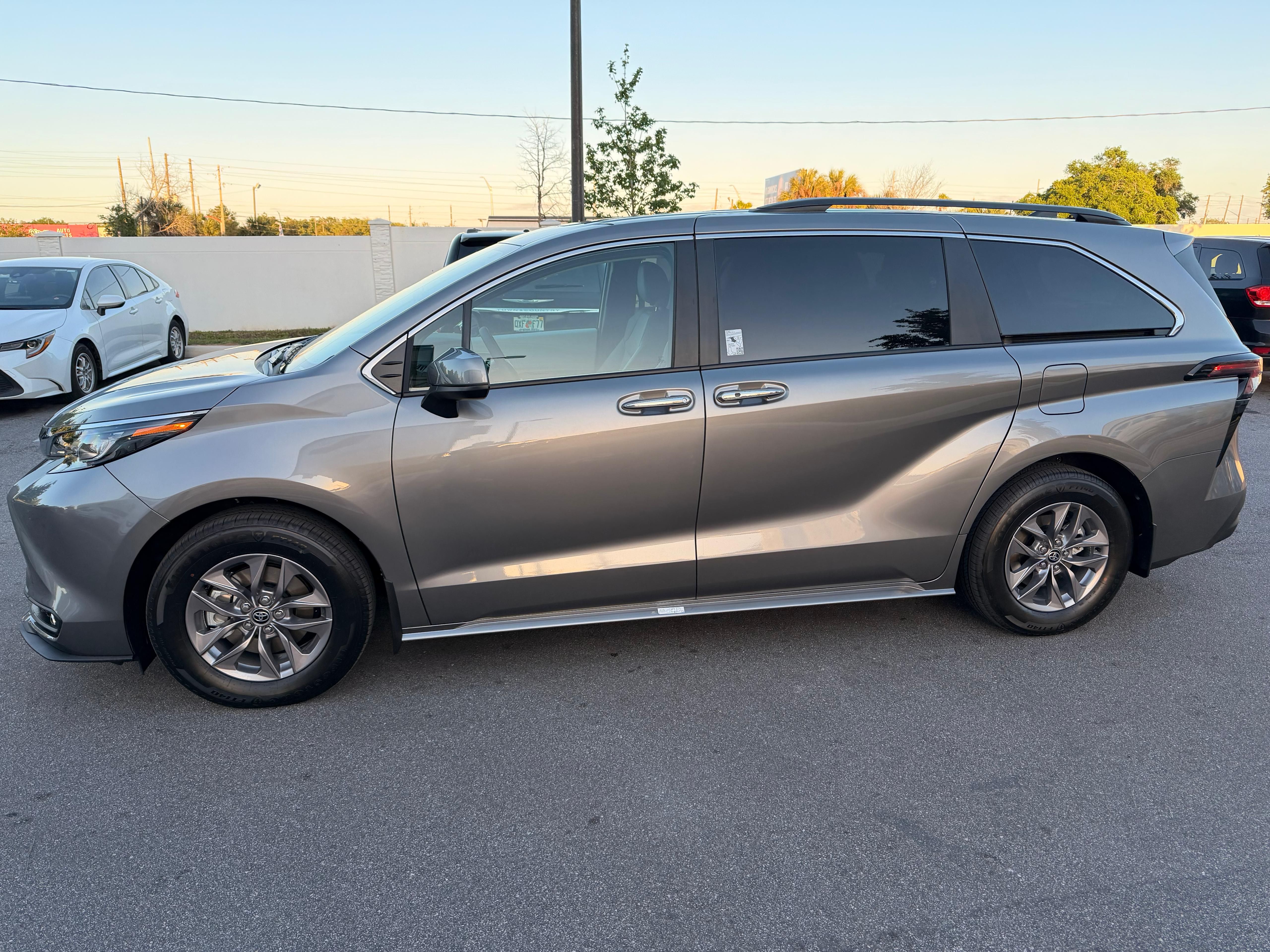 Toyota Sienna — vista lateral
