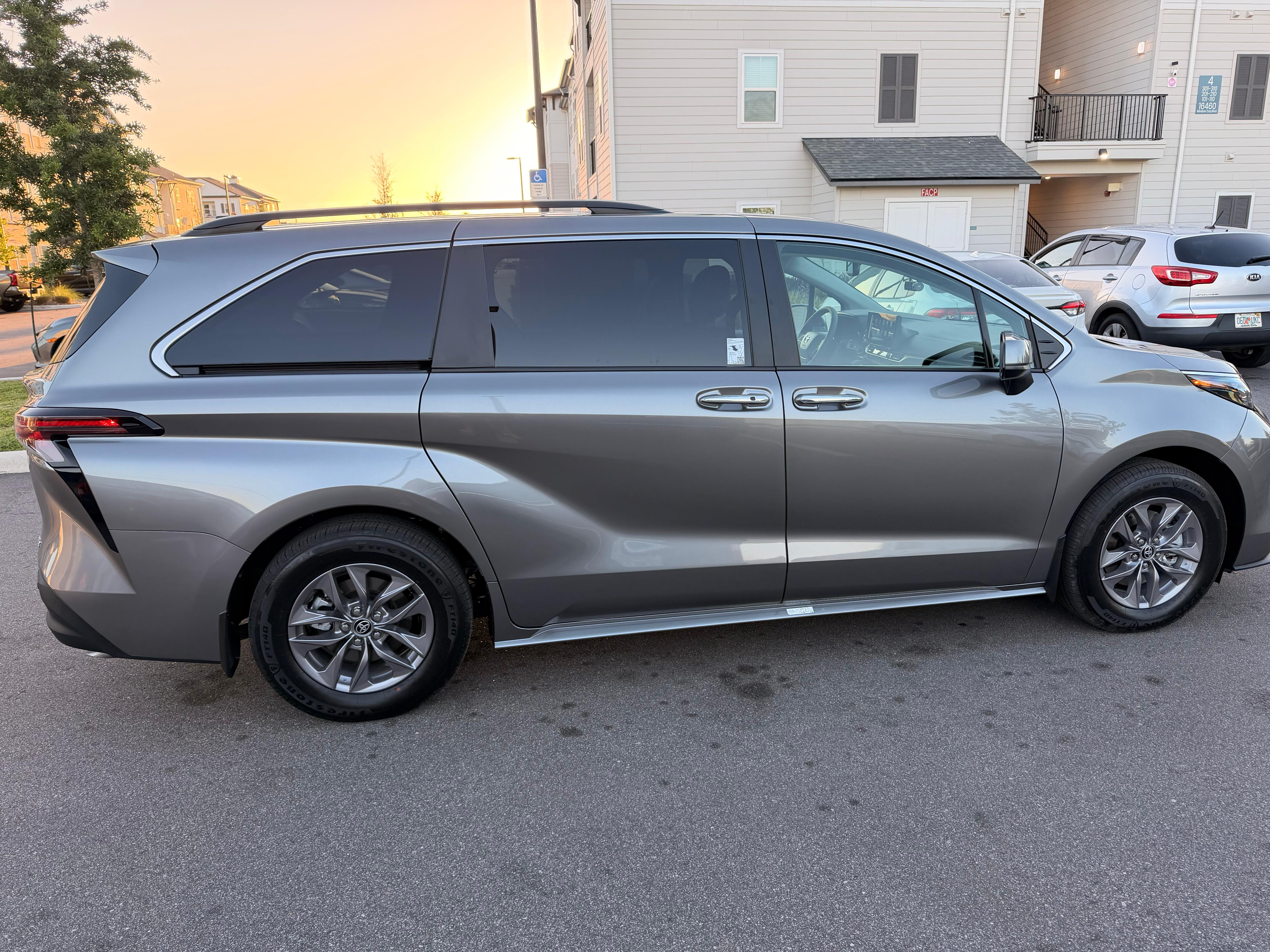 Toyota Sienna ao pôr do sol